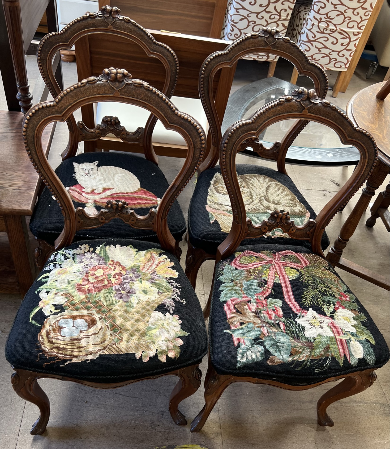 A set of six Victorian walnut balloon back dining chairs with floral and bead carved hoop back - Bild 2 aus 3