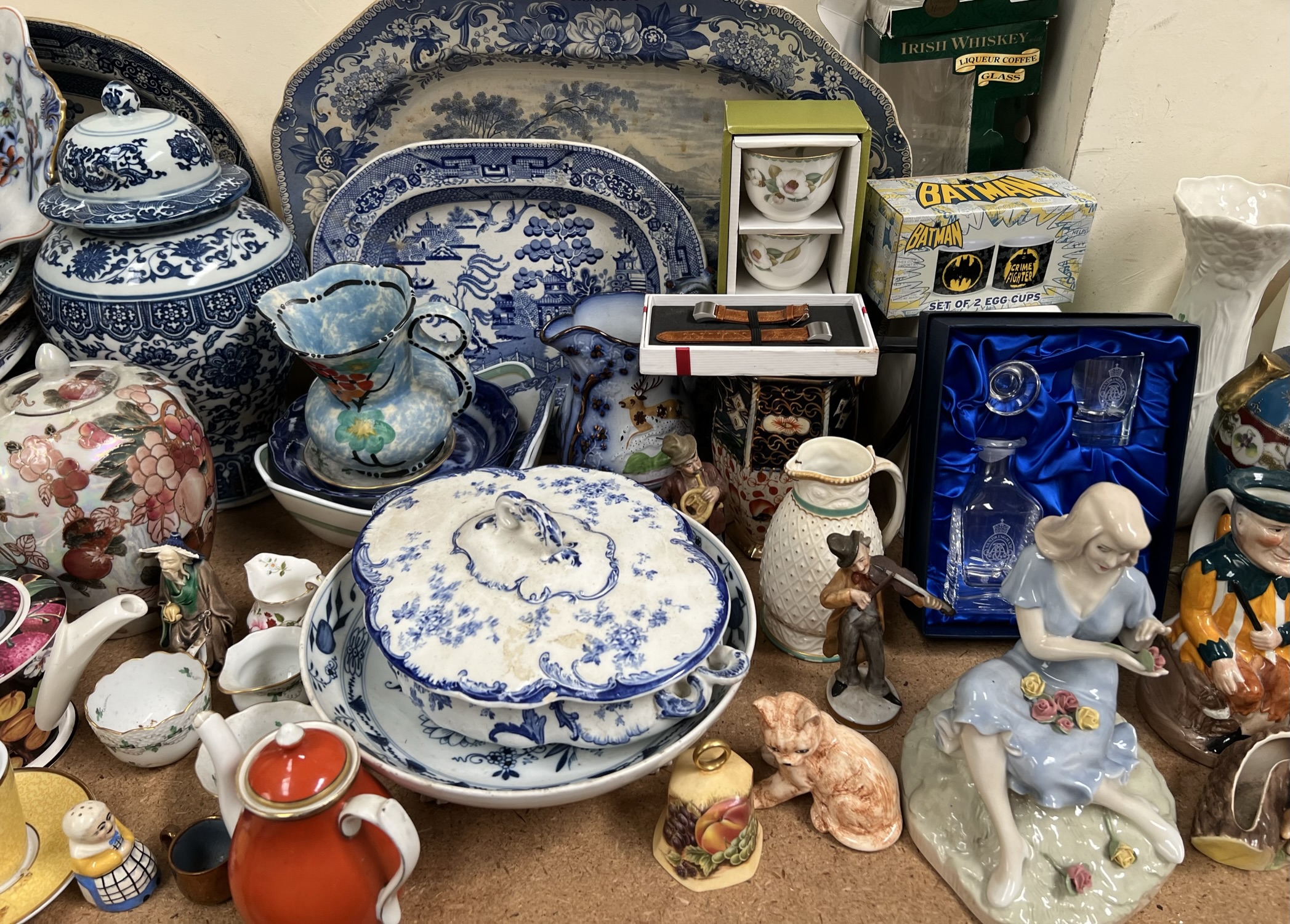 A Royal Doulton Reflection figure group together with a large quantity of blue and white pottery - Bild 4 aus 4