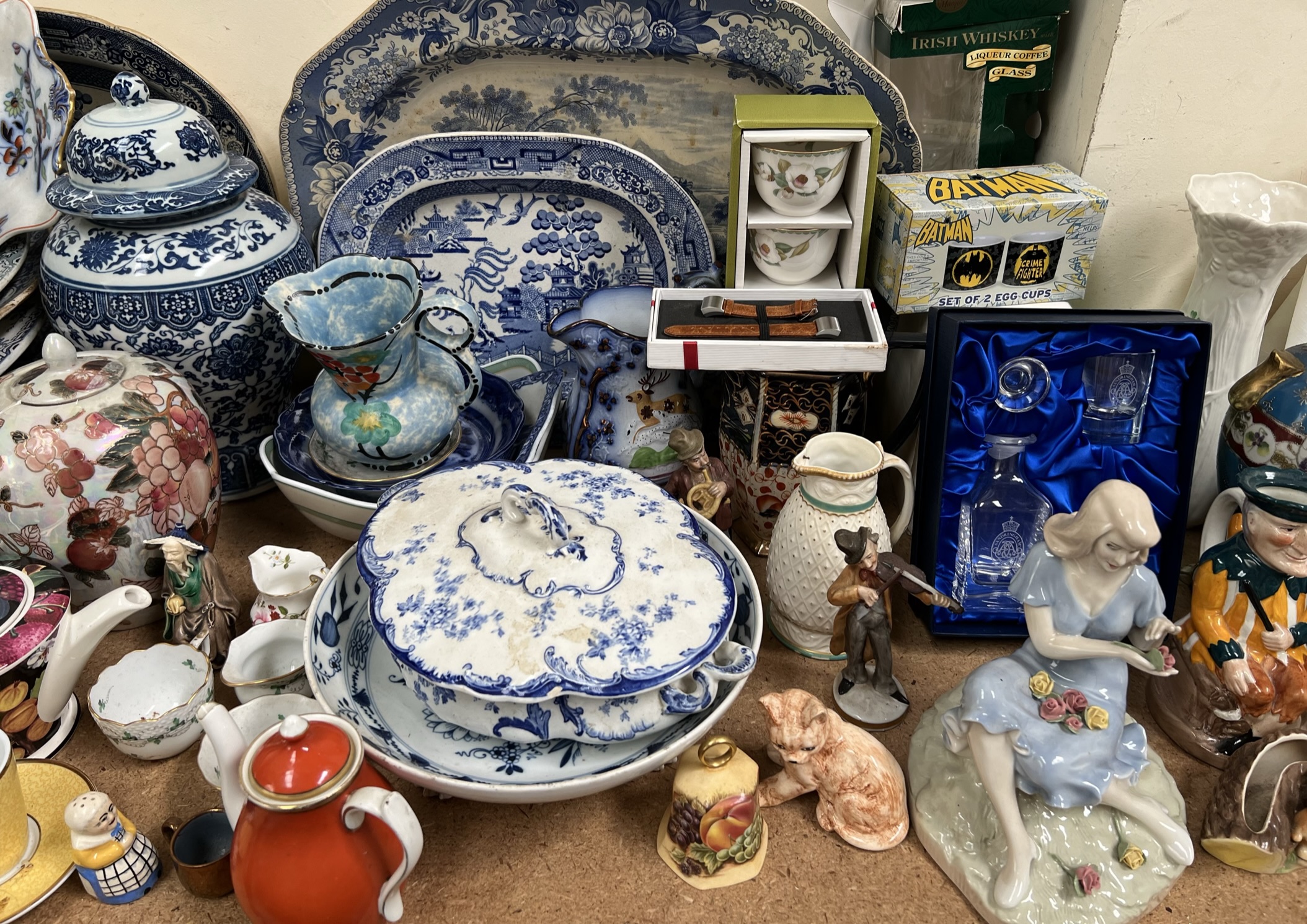 A Royal Doulton Reflection figure group together with a large quantity of blue and white pottery - Bild 3 aus 4