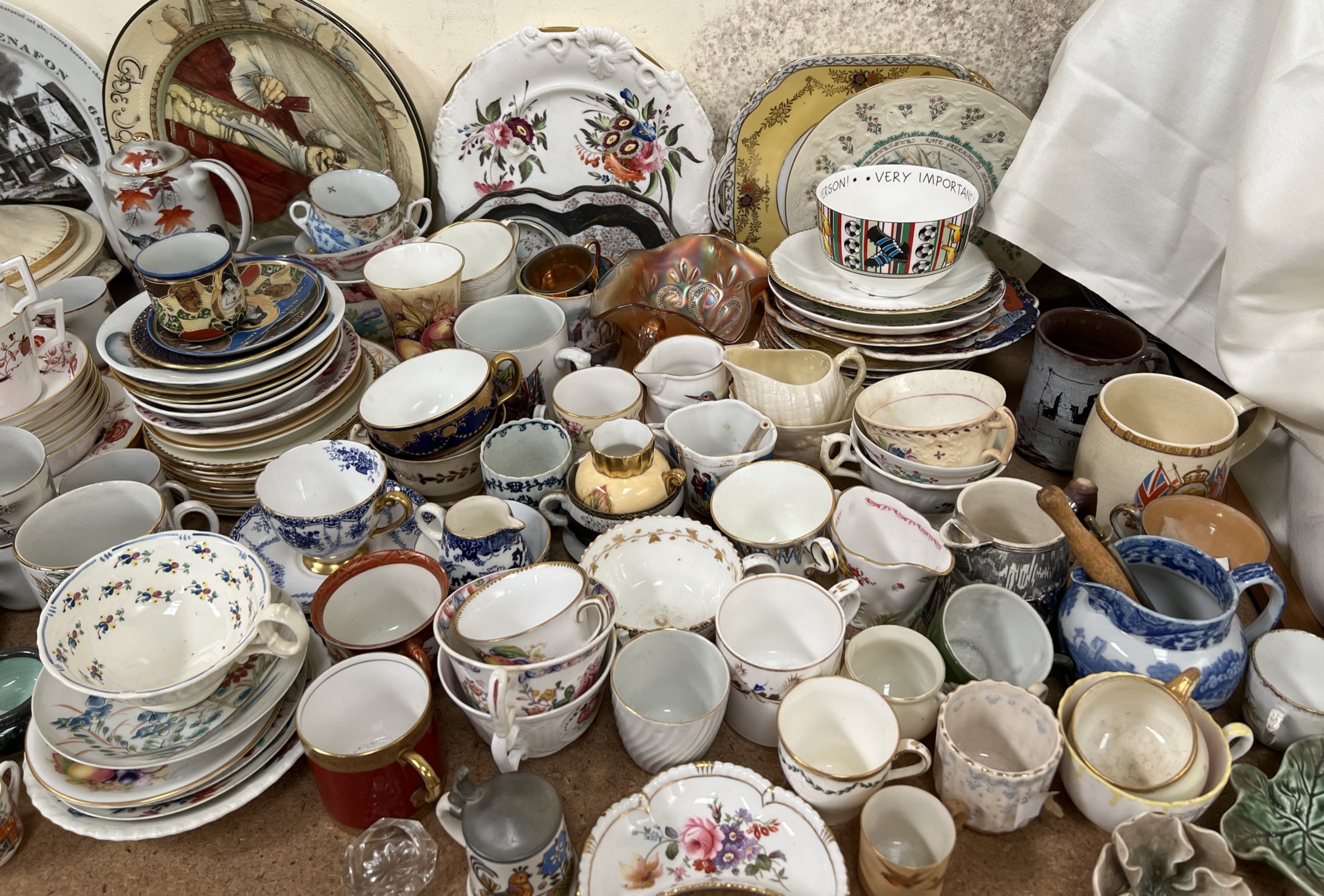 A Noritake part tea set together with cabinet cups and saucers, - Bild 4 aus 4