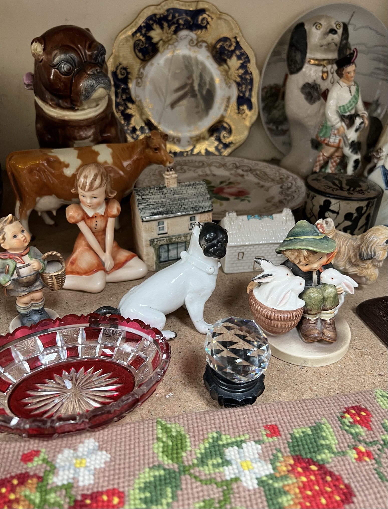 Staffordshire figures together with pottery pugs, delft spirit flasks, Royal Crown Derby plates, - Bild 2 aus 3