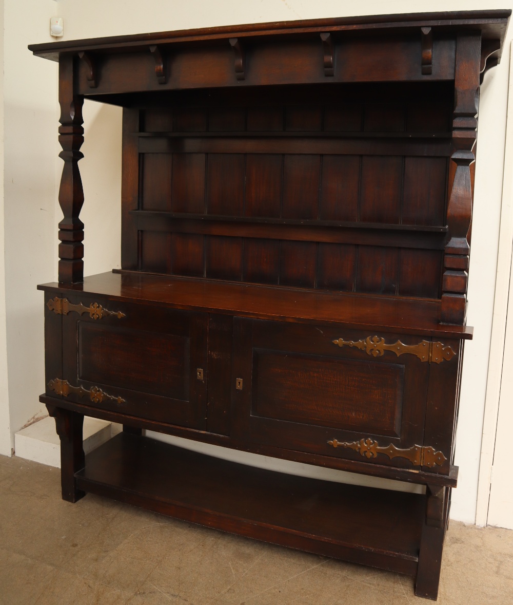 An early 20th century oak dresser with a moulded cornice above a plate rack, - Bild 2 aus 7