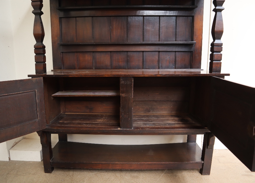 An early 20th century oak dresser with a moulded cornice above a plate rack, - Bild 4 aus 7