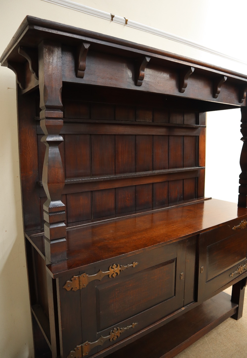 An early 20th century oak dresser with a moulded cornice above a plate rack, - Bild 5 aus 7