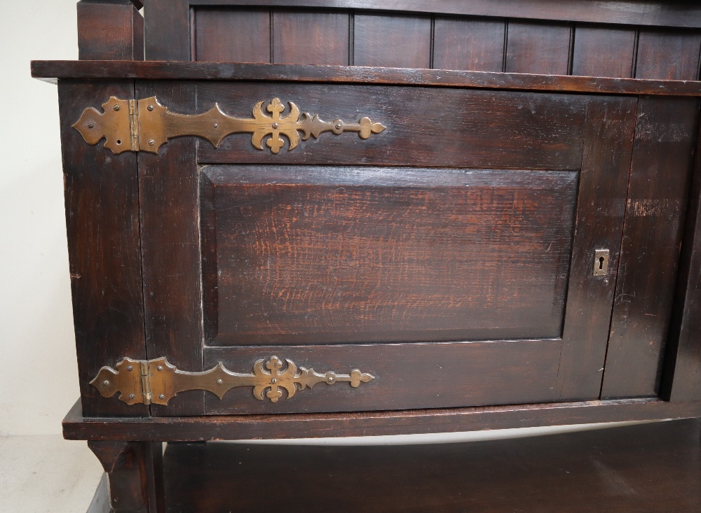 An early 20th century oak dresser with a moulded cornice above a plate rack, - Bild 7 aus 7