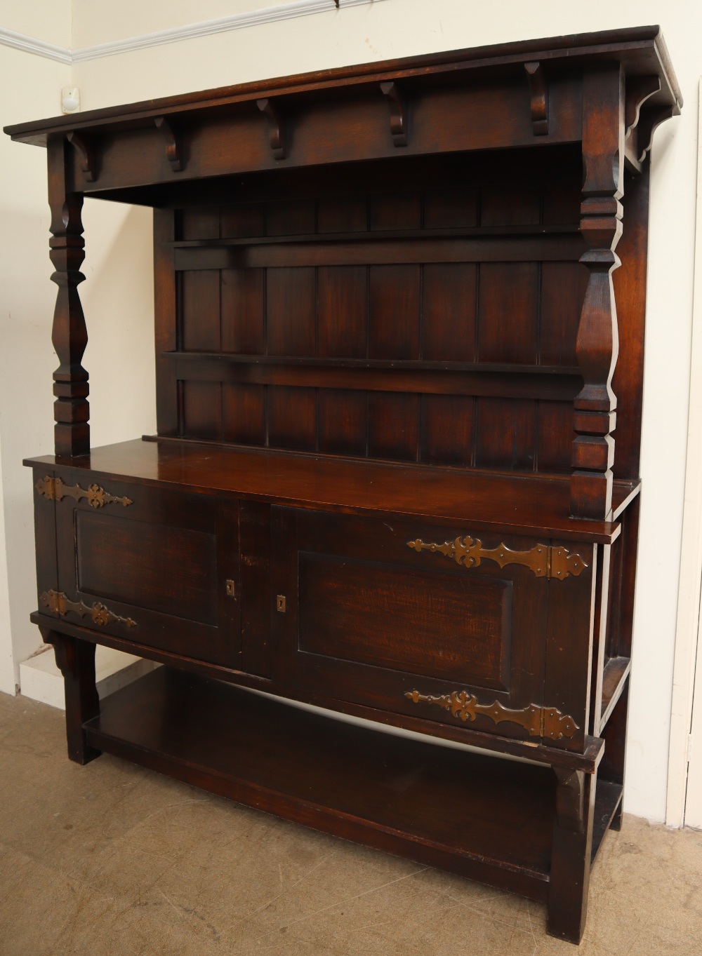 An early 20th century oak dresser with a moulded cornice above a plate rack, - Bild 6 aus 7