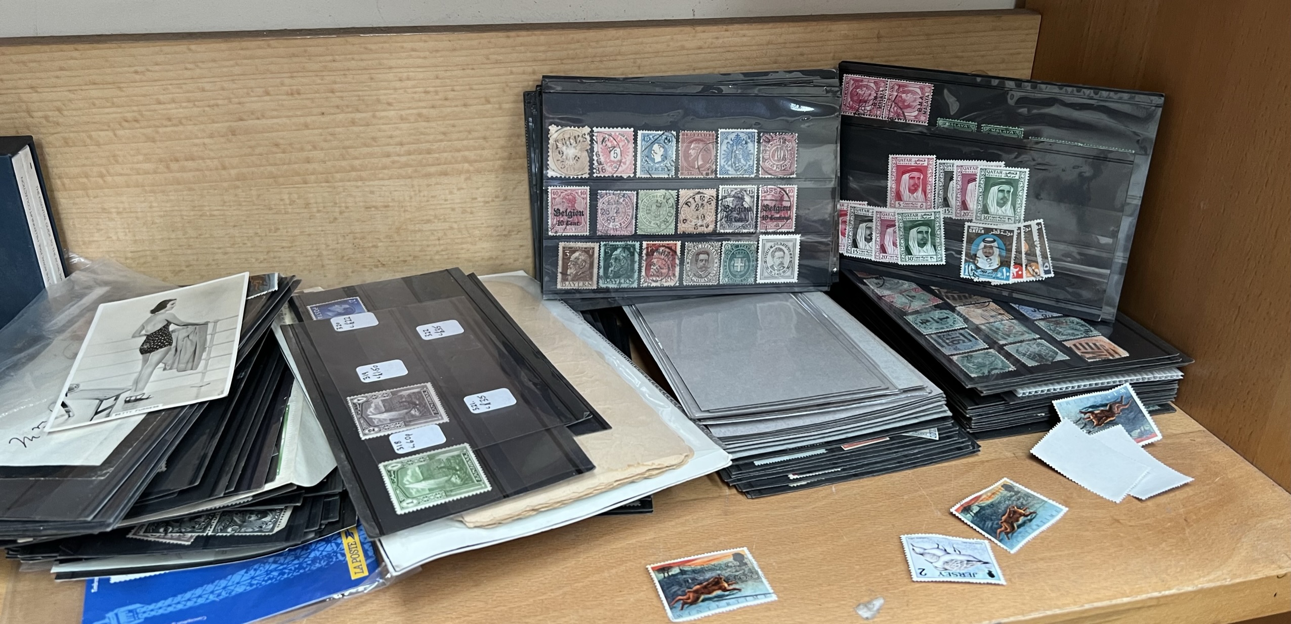 A collection of world stamps in display cards together with cigarette cards, - Bild 2 aus 4