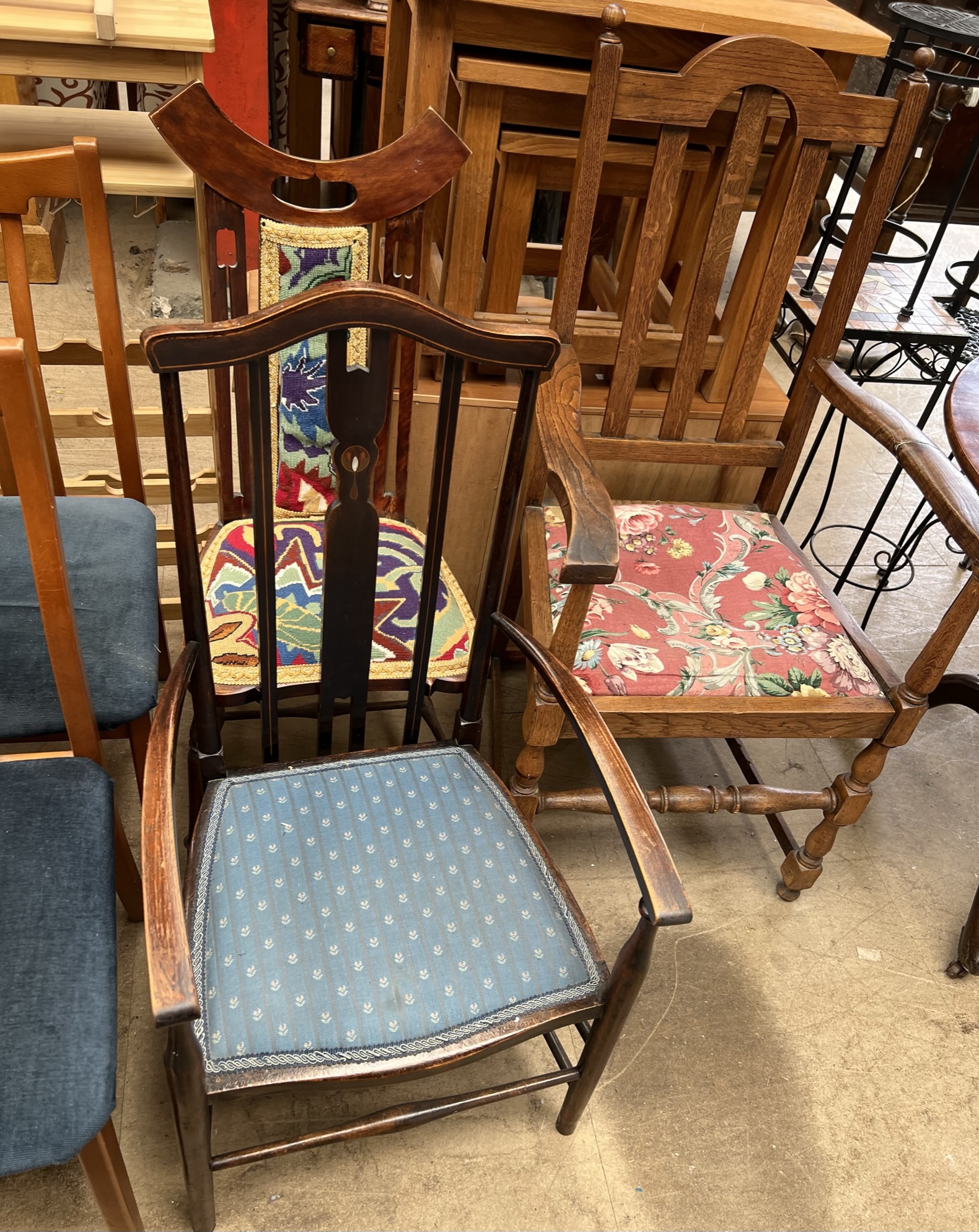 A set of four oak dining chairs with spindle backs together with seven other assorted chairs - Bild 4 aus 4