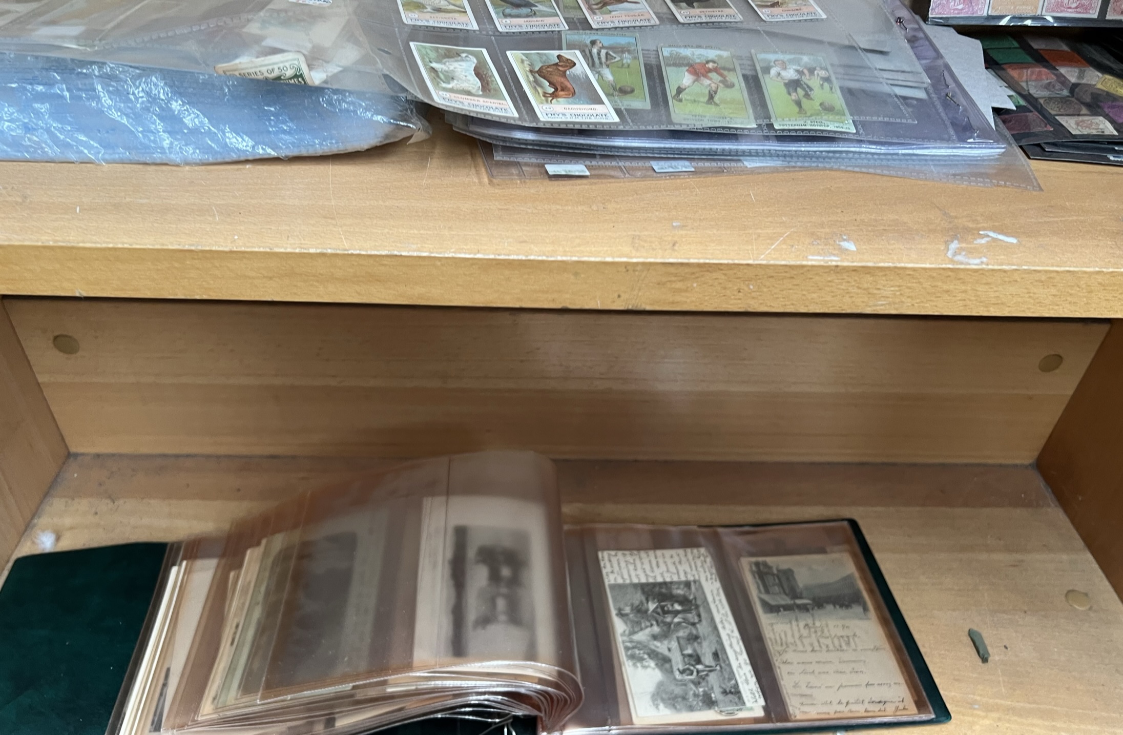 A collection of world stamps in display cards together with cigarette cards, - Bild 4 aus 4