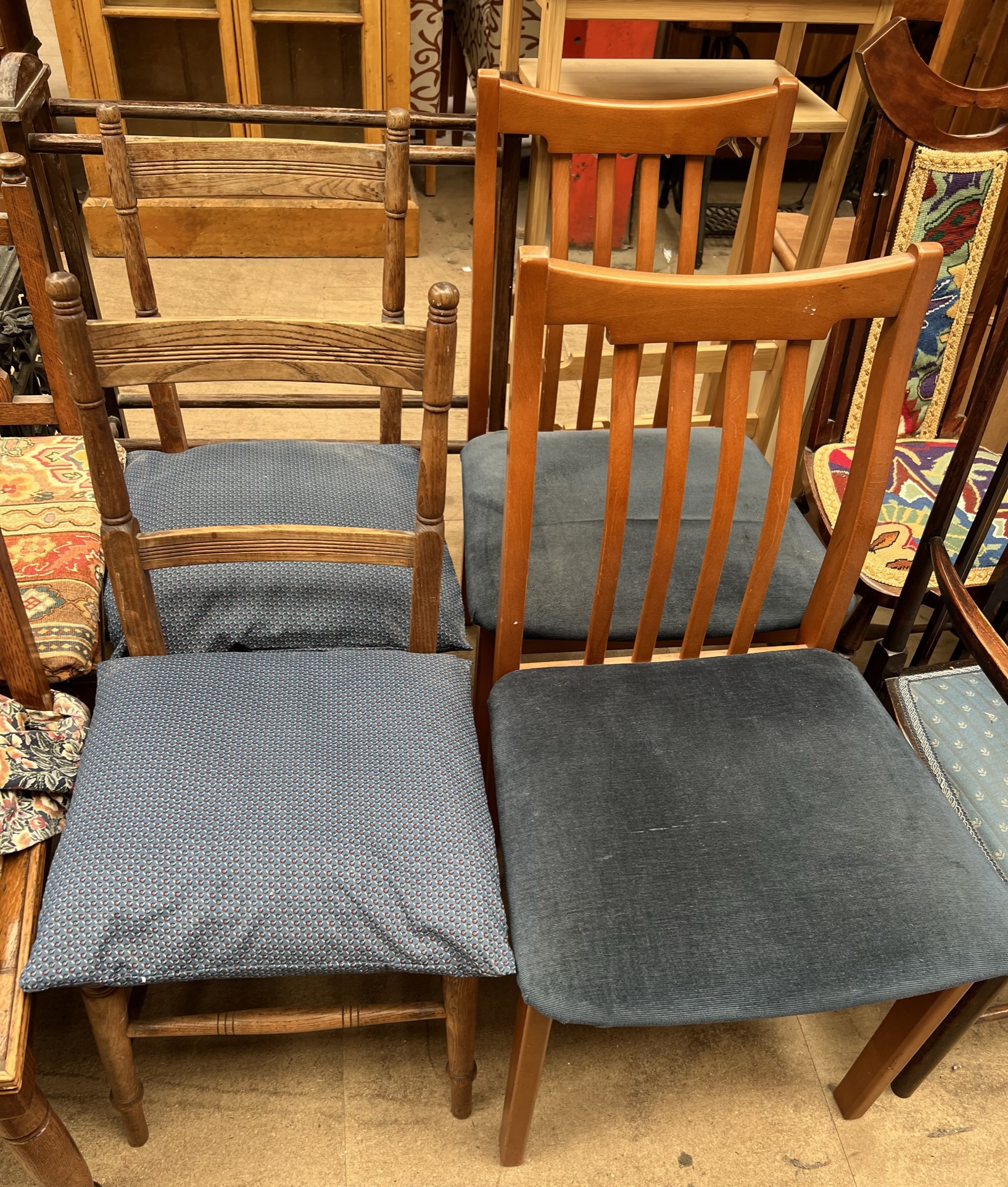 A set of four oak dining chairs with spindle backs together with seven other assorted chairs - Bild 3 aus 4