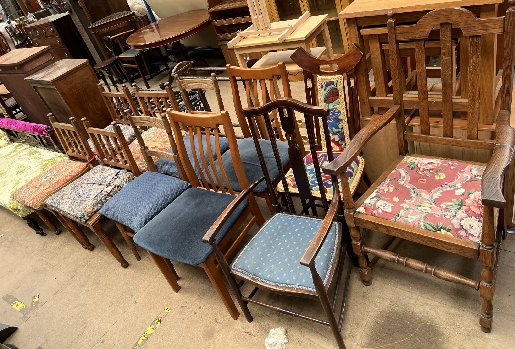 A set of four oak dining chairs with spindle backs together with seven other assorted chairs - Bild 2 aus 4