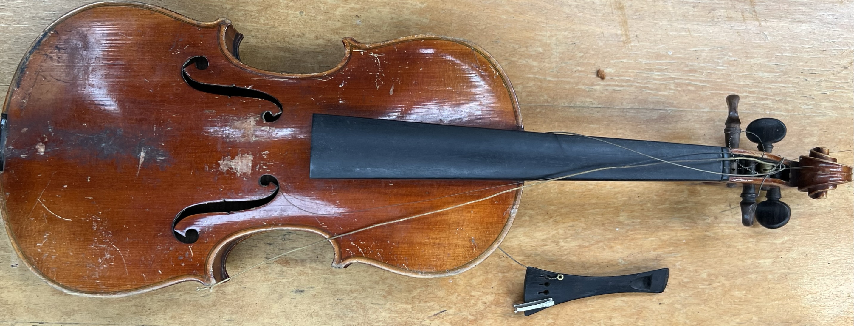 A violin, with a two piece back and ebonised stringing, bears a label for "Antonius Stradivarius, - Bild 2 aus 11