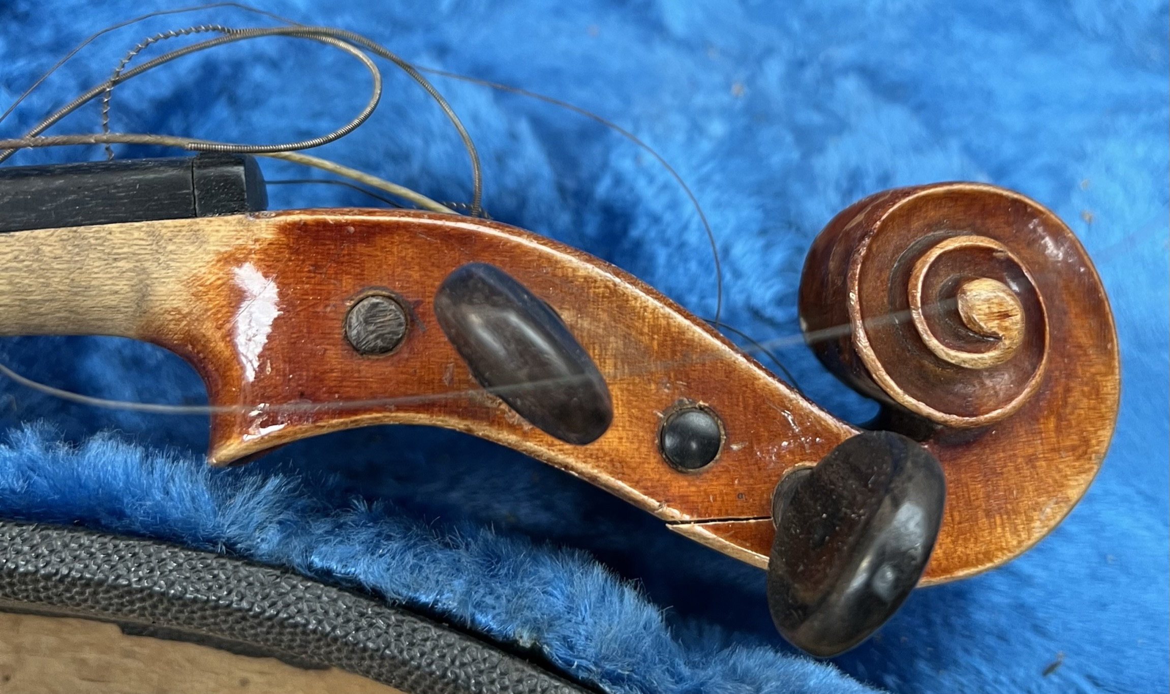 A violin, with a two piece back and ebonised stringing, bears a label for "Antonius Stradivarius, - Bild 5 aus 11