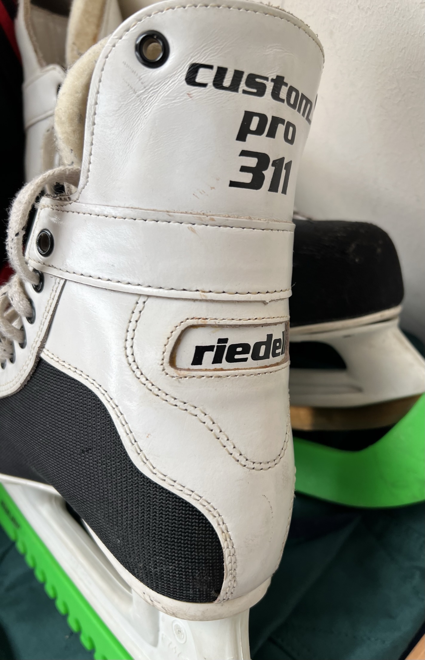 A pair of Riedell SL 5000 Custom Pro 311 ice skates together with a carrying bag and two ruck sacks - Bild 2 aus 3