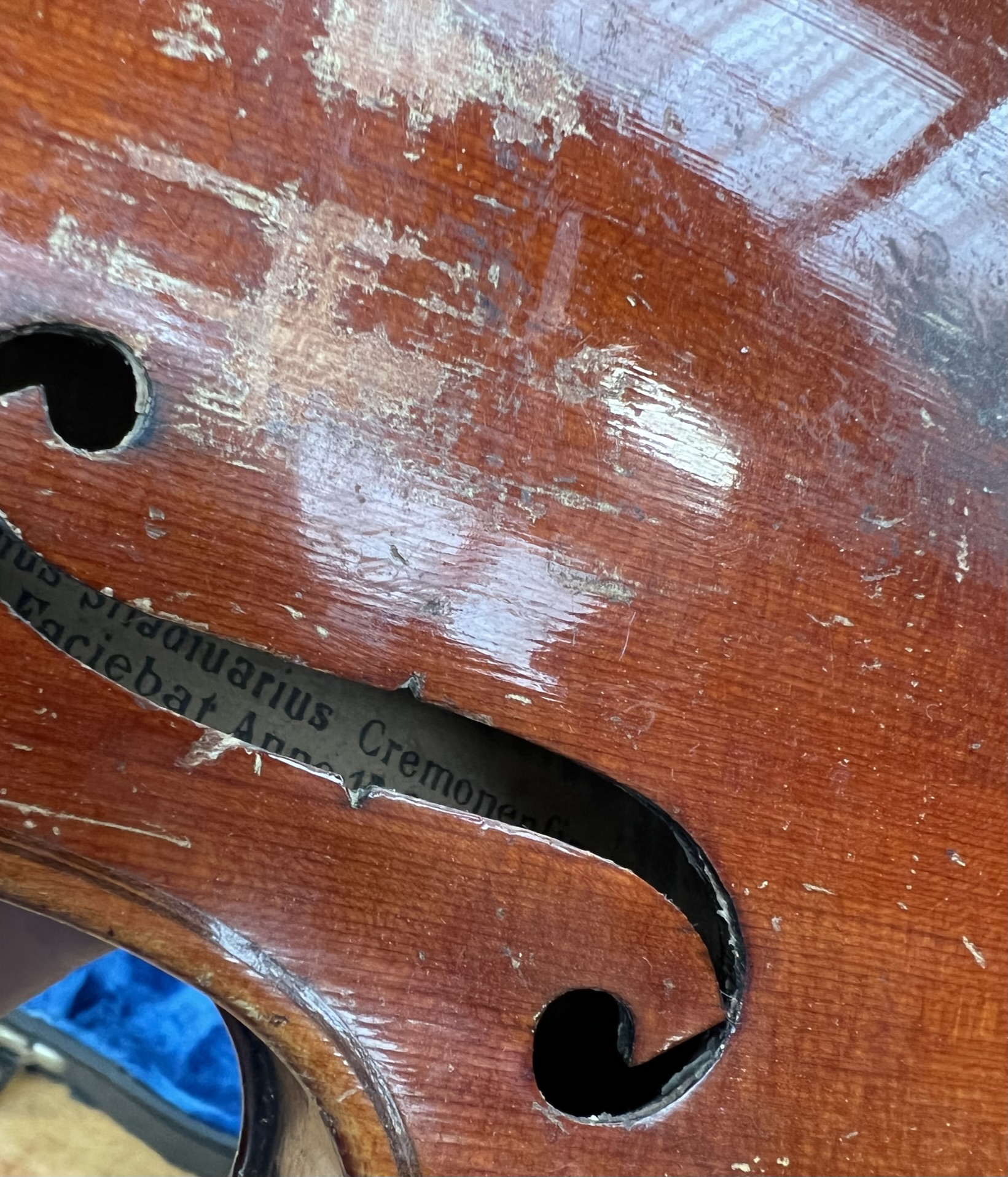 A violin, with a two piece back and ebonised stringing, bears a label for "Antonius Stradivarius, - Bild 8 aus 11