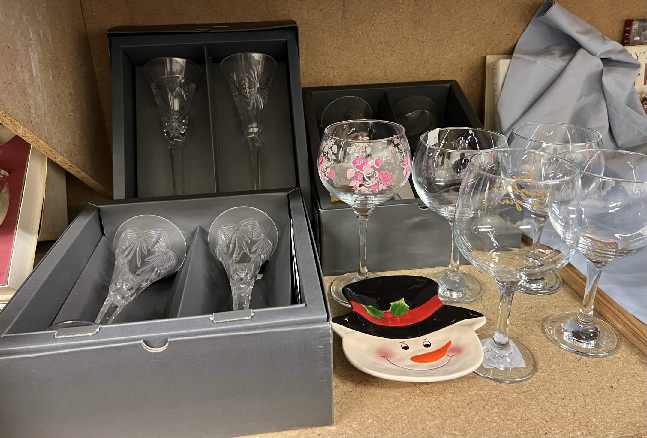 A collection of faux ivory figures together with Mackeson glasses, crystal flutes, - Bild 4 aus 4