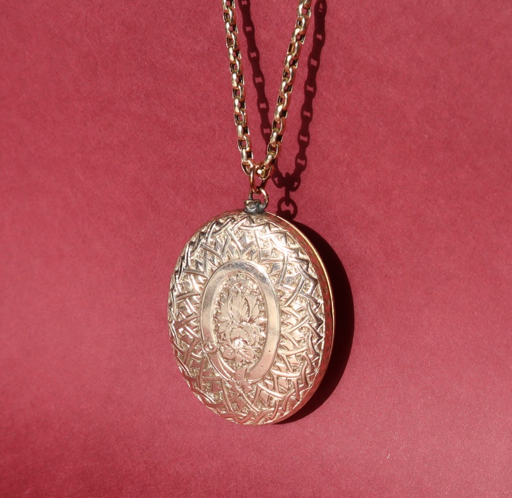 A yellow metal locket of oval form on a 9ct gold chain, - Image 2 of 5