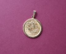 A George V gold sovereign, dated 1913 in a 9ct gold mount, approximately 9.