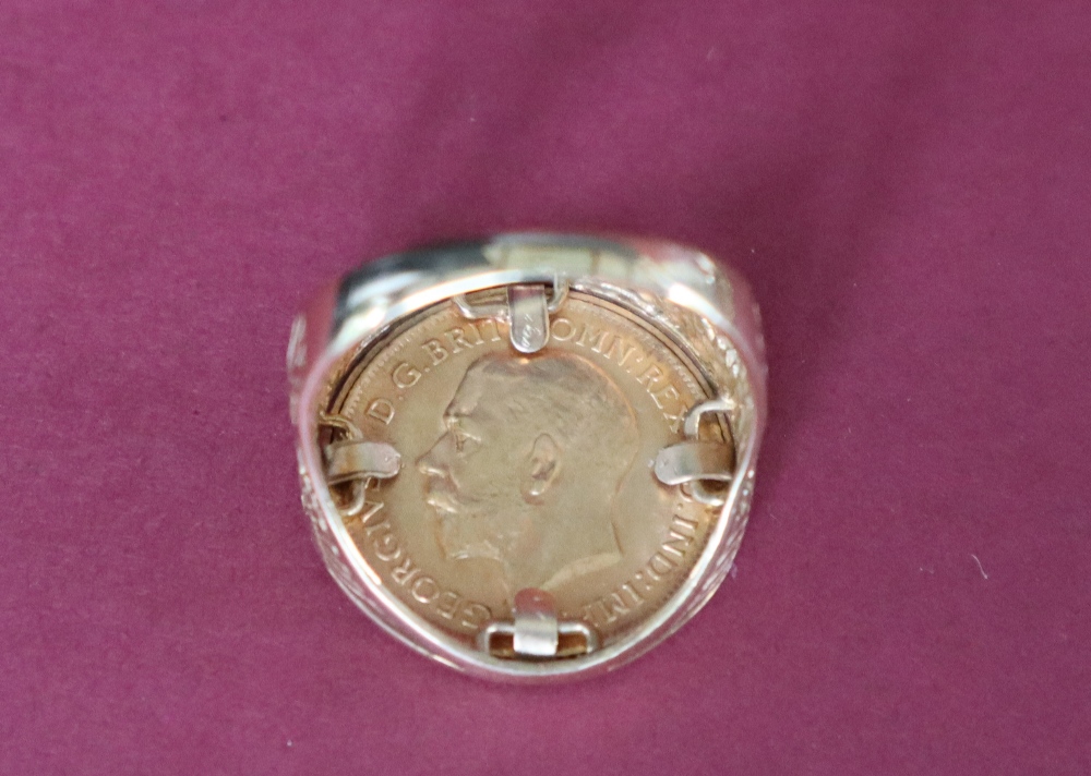 A George V gold half sovereign dated 1914 in a 9ct gold mount together with a 9ct gold pendant - Image 3 of 4