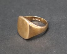 A 9ct yellow gold signet ring with a central rectangular panel, size U,