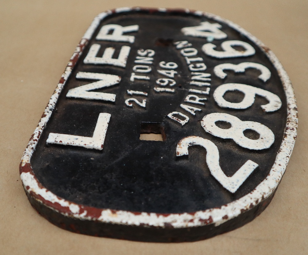 A railway wagon plate for LNER 21 Tons, 1946, Darlington 289364, of flattened oval form, - Image 3 of 4