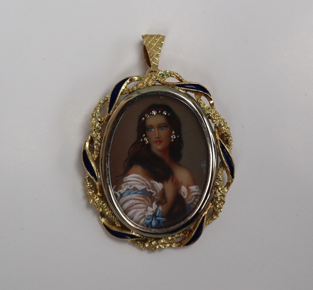 An 18ct gold portrait miniature pendant / brooch, depicting a lady with flowing brown hair,