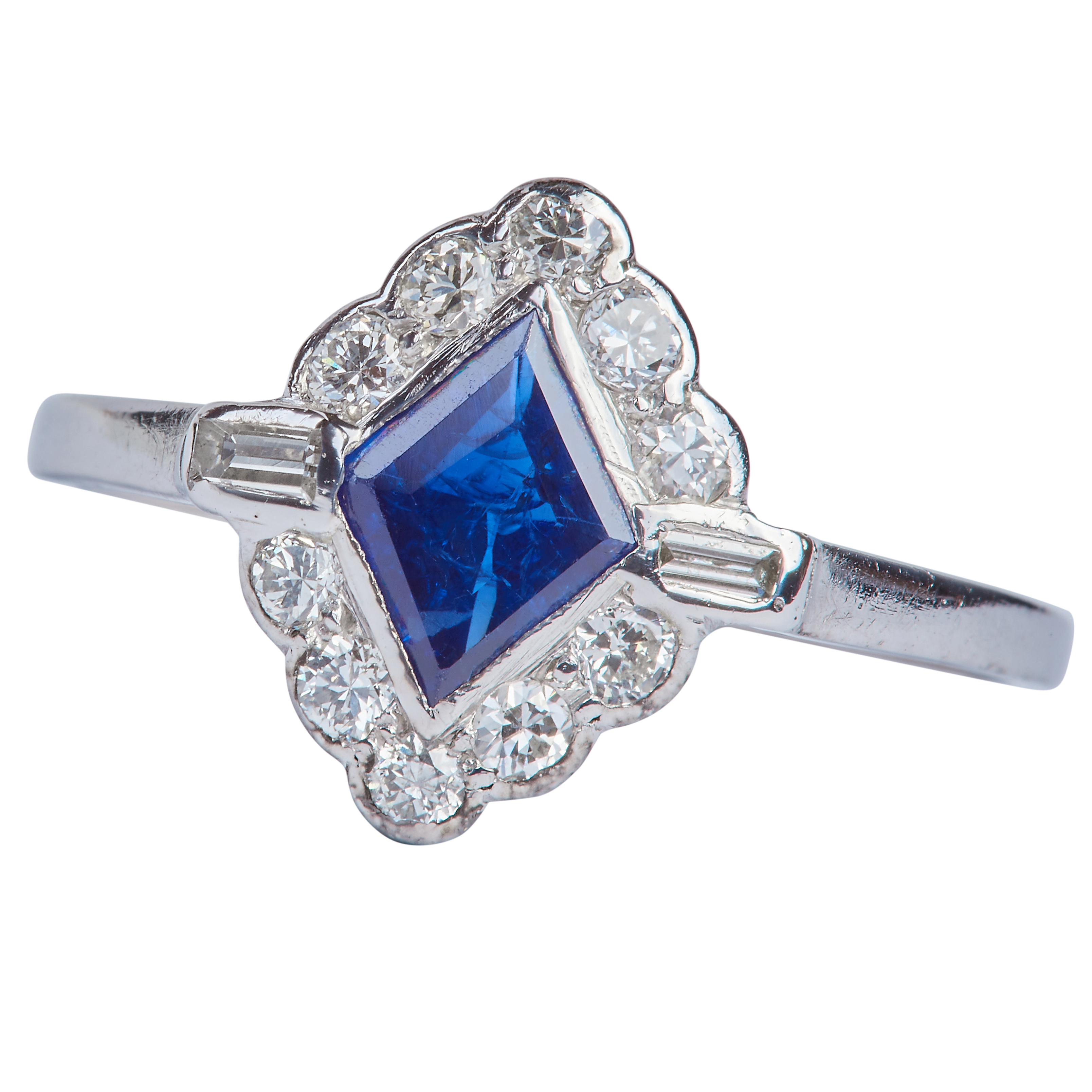 SAPPHIRE AND DIAMOND CLUSTER RING - Image 2 of 2