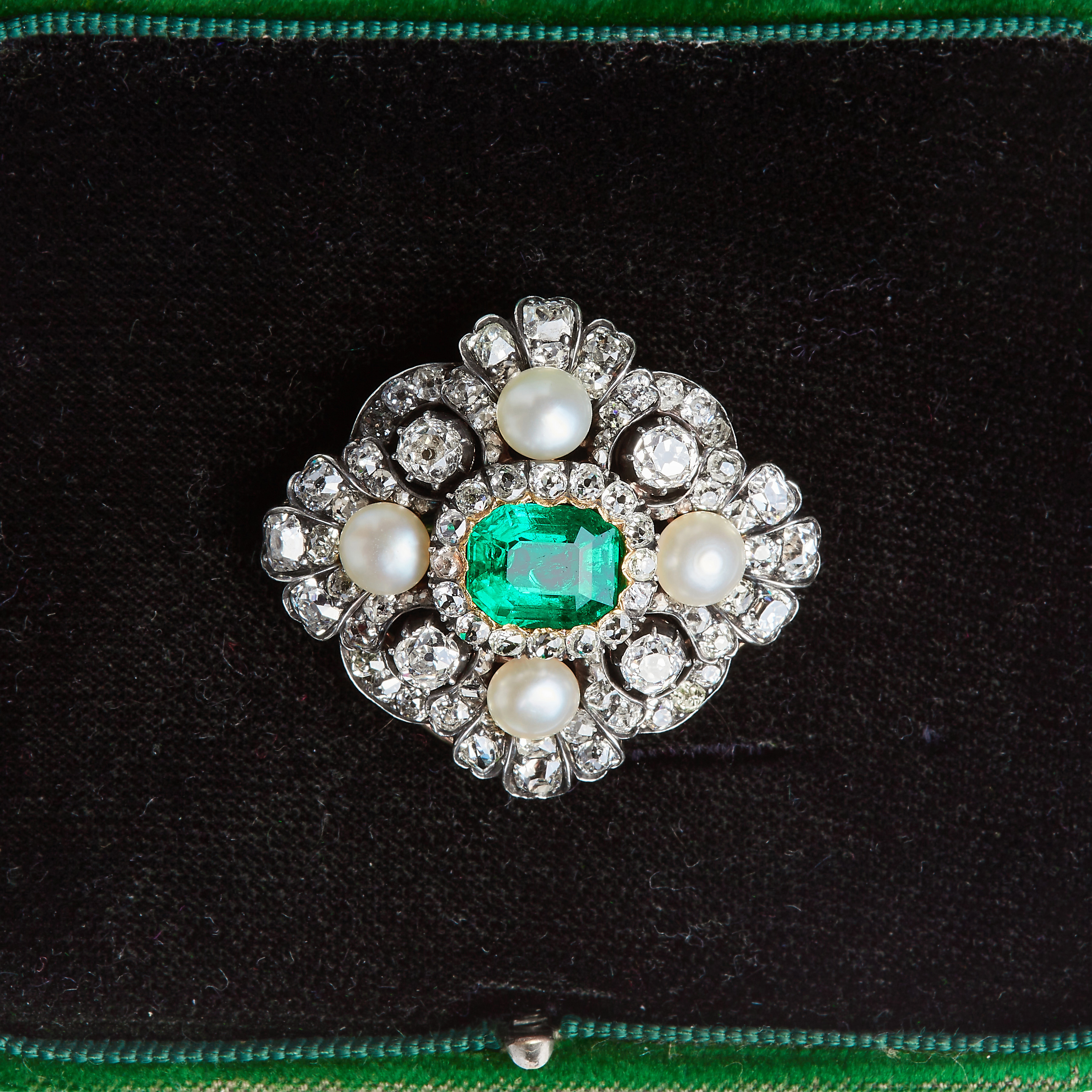 IMPORTANT EMERALD, DIAMOND AND PEARL BROOCH/PENDANT - Image 2 of 2