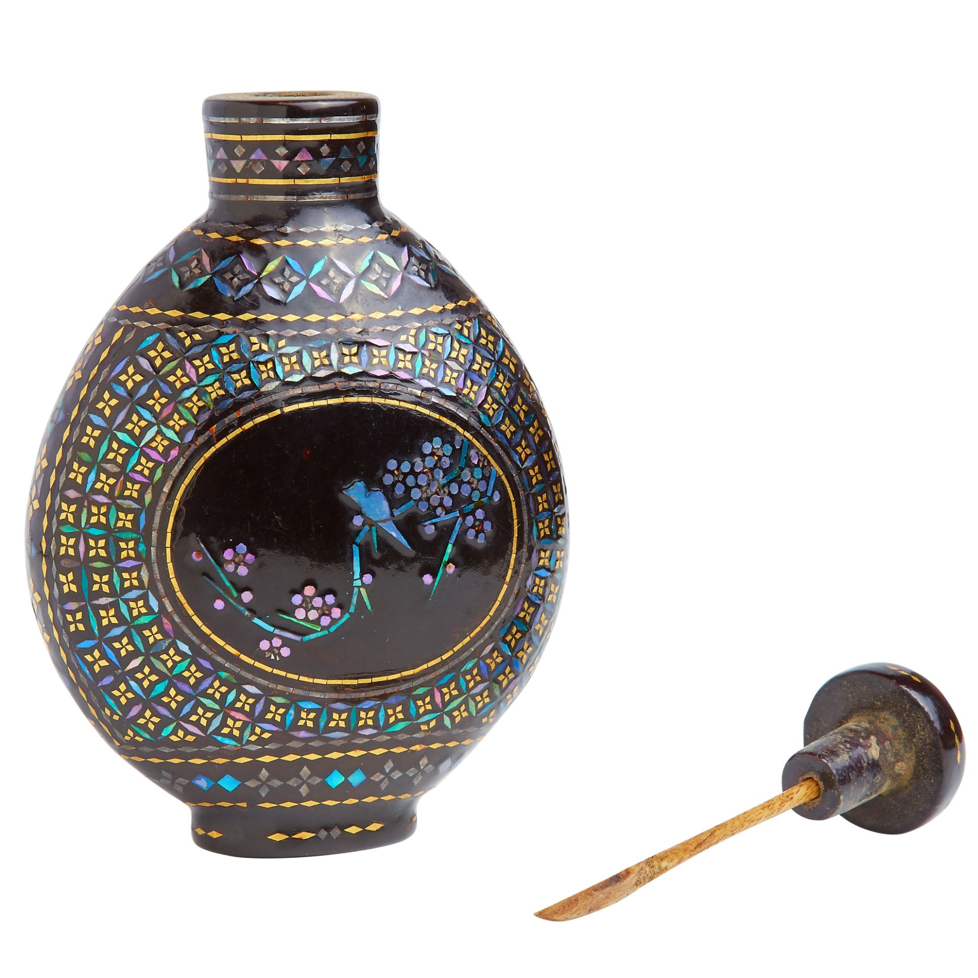 A BURGAUTE LACQUER AND MOTHER OF PEARL SNUFF BOTTLE - Image 2 of 2