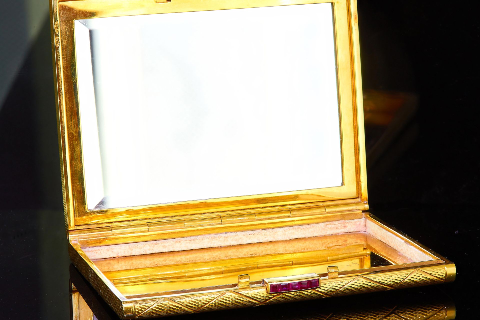 18CT GOLD RUBY AND DIAMOND POWDER COMPACT - Image 3 of 3