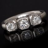3-STONE DIAMOND RING