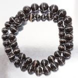 A SINGLE STAND OF GRADUATED BANDED AGATE BEAD NECKLACE