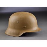 Afrikakorps : Stahlhelm M 42 mit originalem sandfarbenem Tropenanstrich.