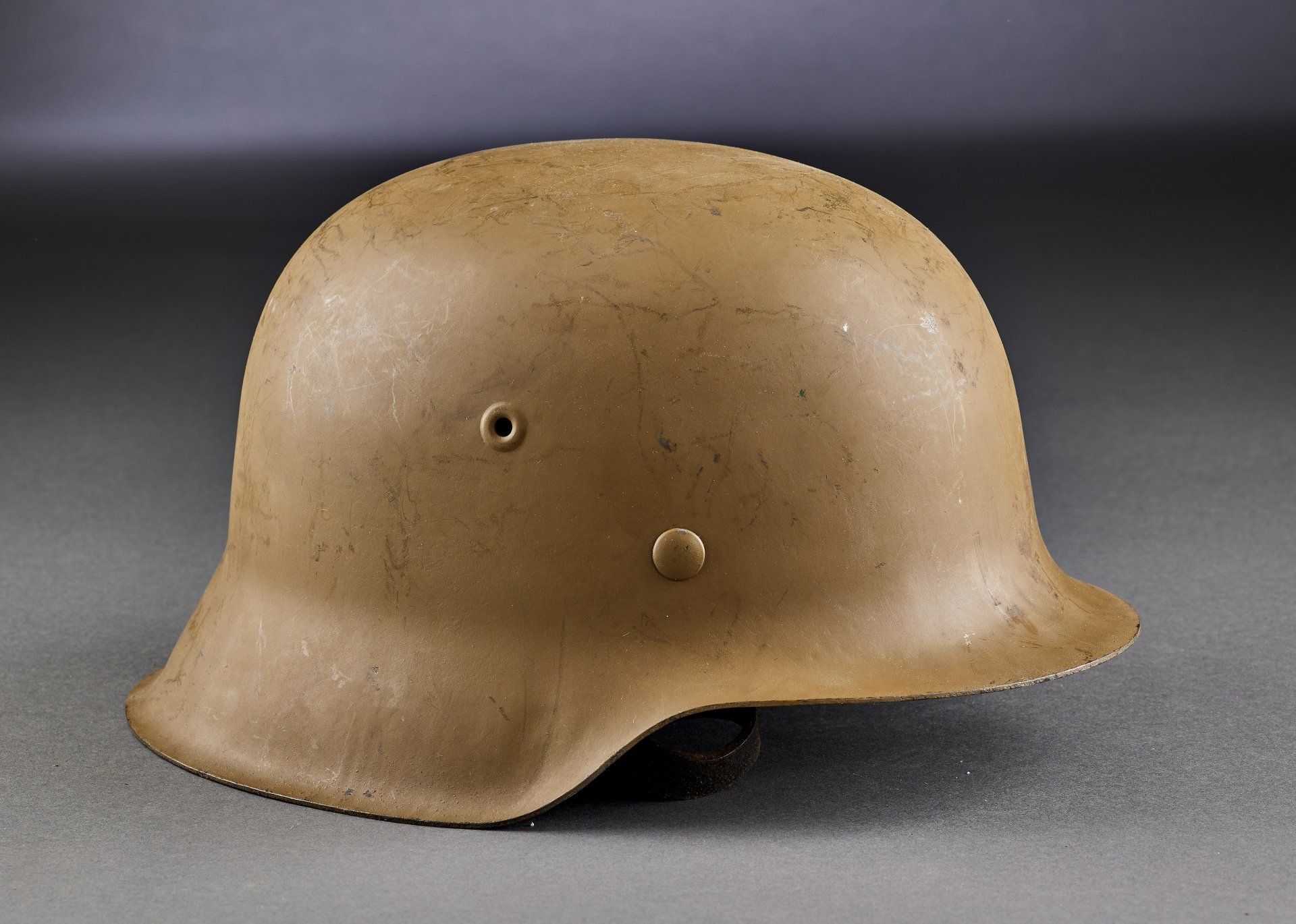 Afrikakorps : Stahlhelm M 42 mit originalem sandfarbenem Tropenanstrich.