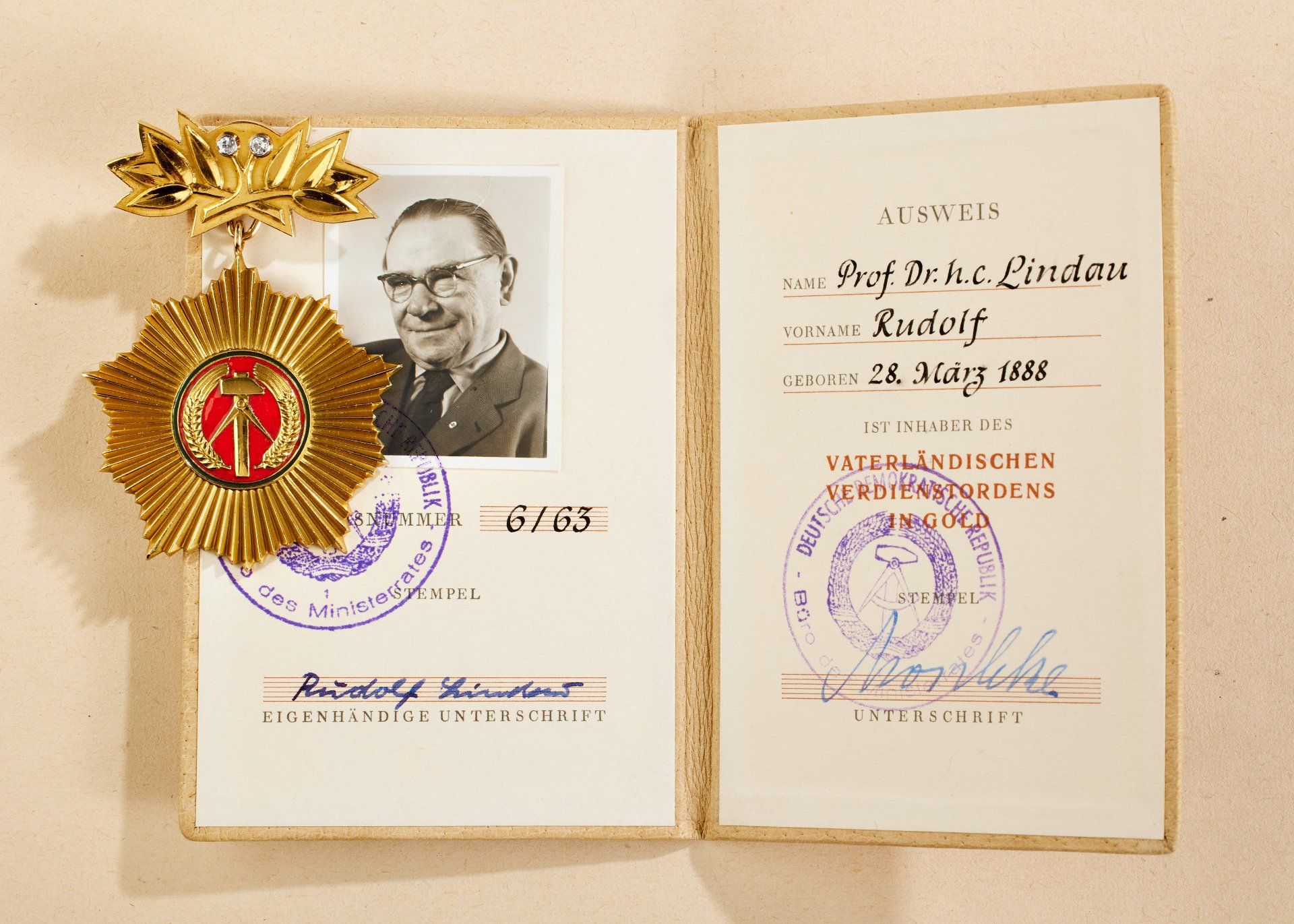 DDR - Deutsche Demokratische Republik : DDR: Vaterländischer Verdienstorden in Gold mit Ehrenspa...