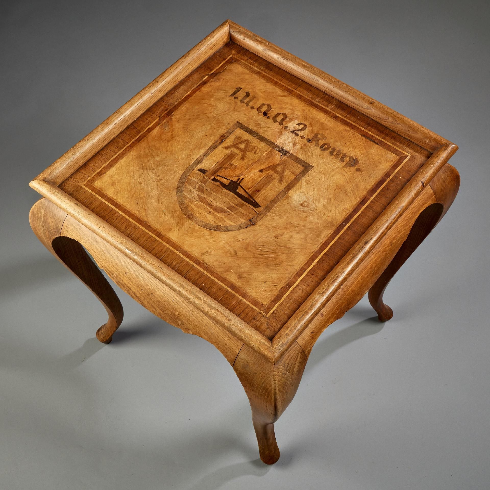 Allgemein : Holz - Tischchen der 1. U.A.A., 2. Kompanie. - Bild 3 aus 3