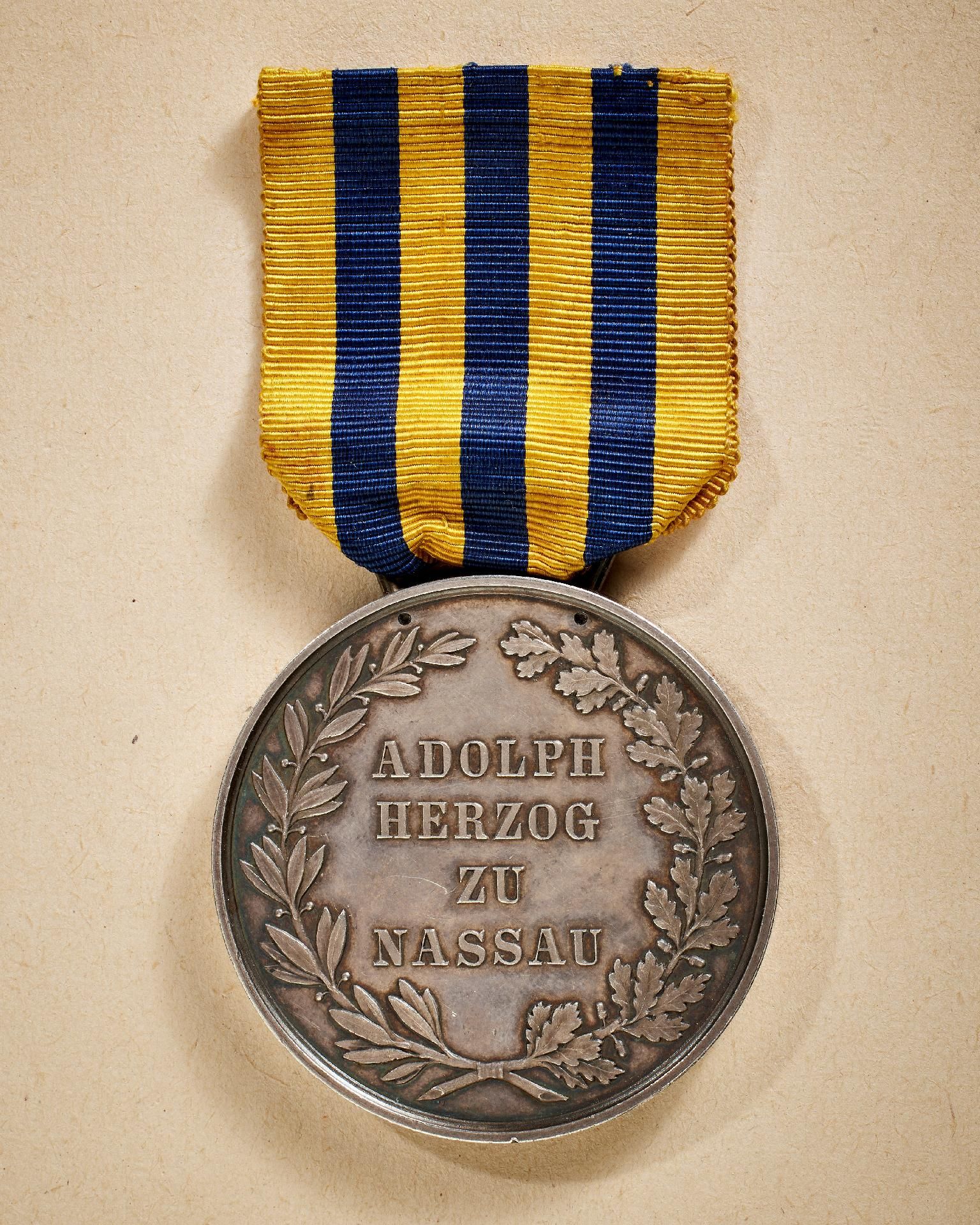 Herzogtum Nassau : Silberne Zivilverdienstmedaille mit dem älteren Kopf Herzog Adolphs (1865-1866). - Image 2 of 2
