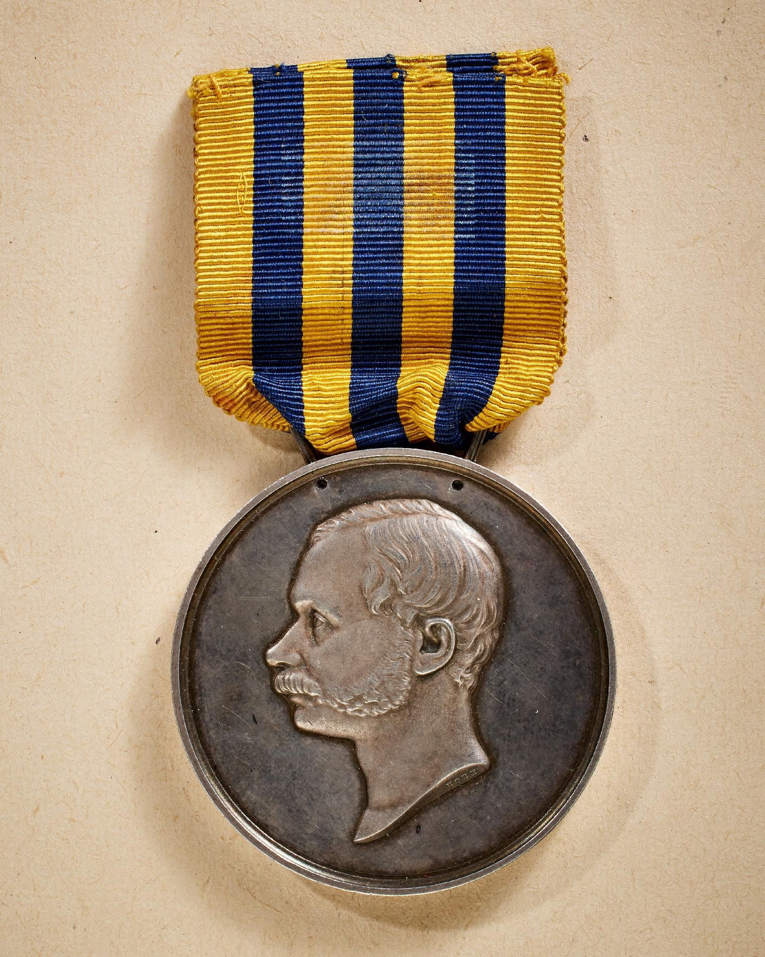 Herzogtum Nassau : Silberne Zivilverdienstmedaille mit dem älteren Kopf Herzog Adolphs (1865-1866).