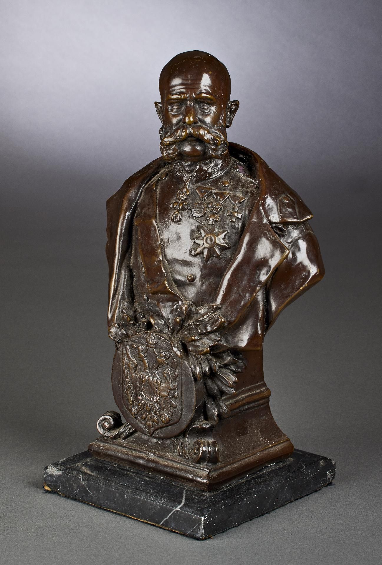 Österreich : Kaiser Franz Joseph I. und Kaiserin Elisabeth (Sisi) - Paar Bronze Büsten. - Bild 2 aus 5