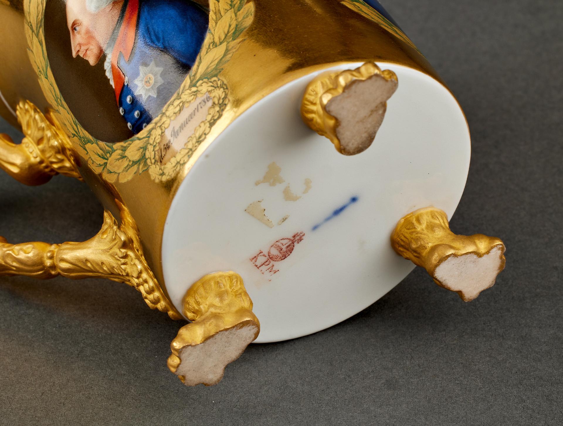 Porzellan : Prachtvolle vergoldete KPM - Tasse mit preußischen Herrscherporträts - Image 8 of 8