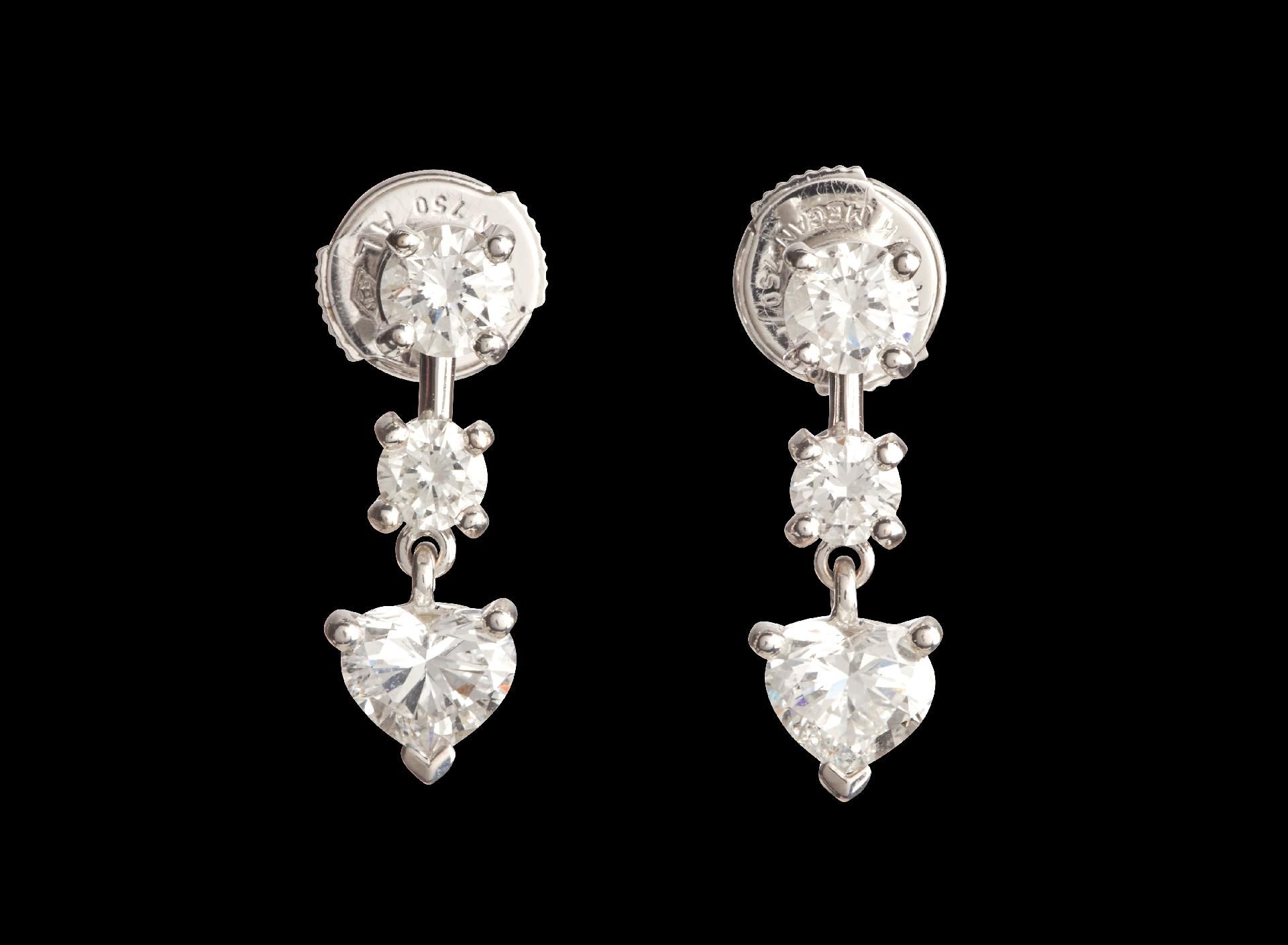 Vitrinenobjekte und Preziosen : Herzförmige Diamant und Brillant-Ohrringe, Cartier - Haute Joail...