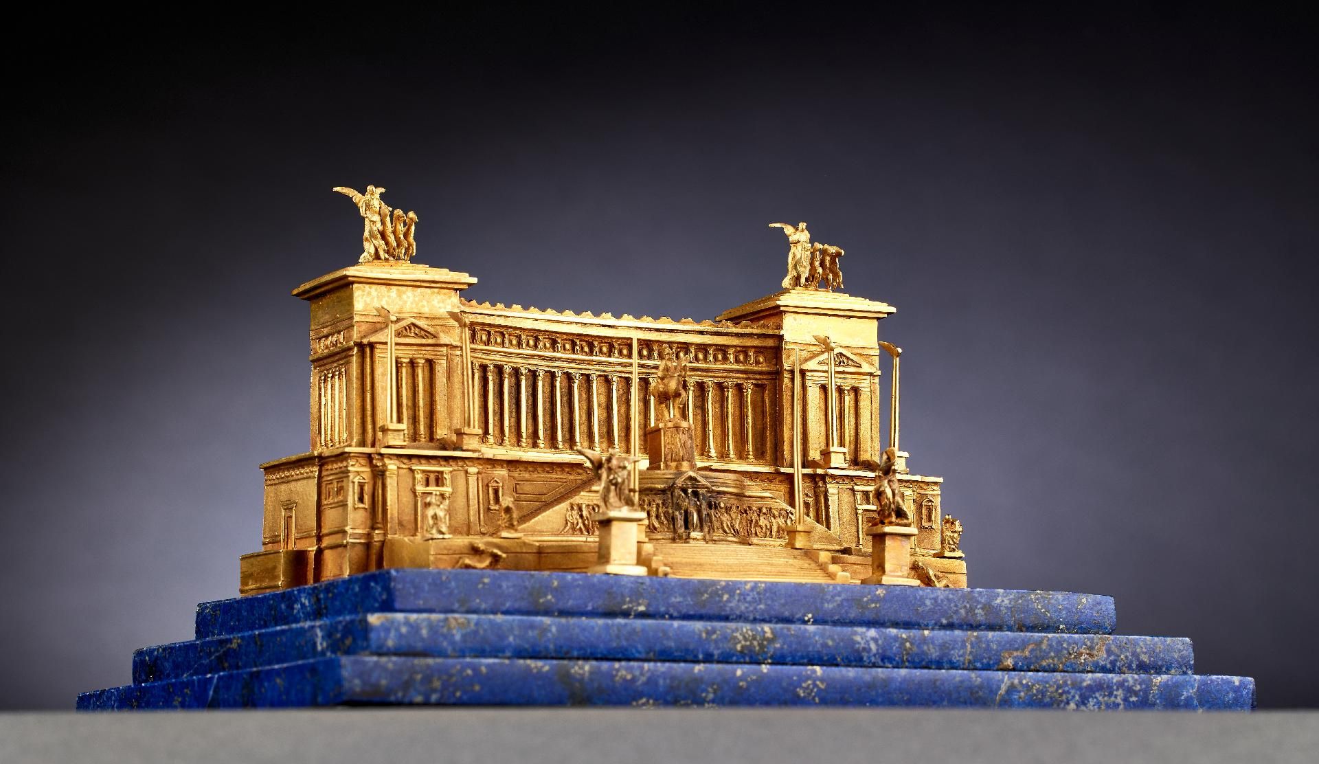 Vitrinenobjekte und Preziosen : Goldene Skulptur des Altare della Patria (Monumento Nazionale a ... - Image 6 of 8