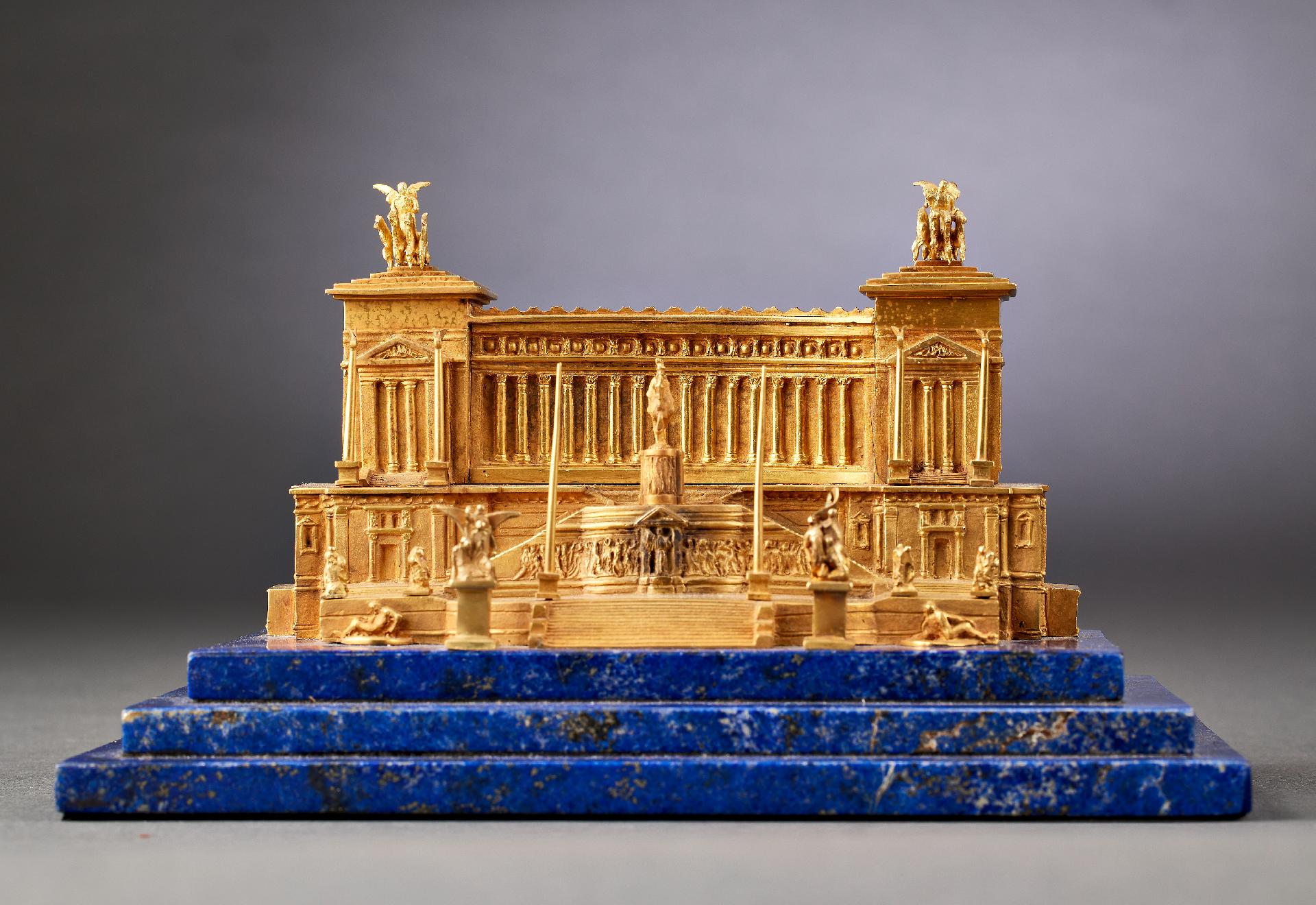 Vitrinenobjekte und Preziosen : Goldene Skulptur des Altare della Patria (Monumento Nazionale a ... - Image 4 of 8