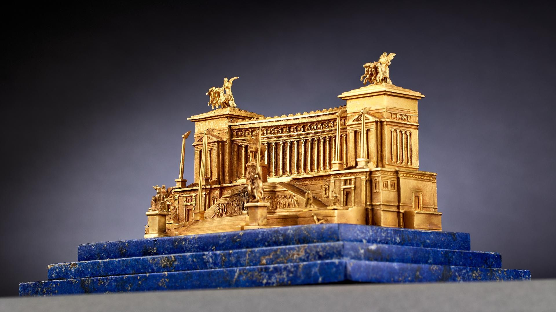 Vitrinenobjekte und Preziosen : Goldene Skulptur des Altare della Patria (Monumento Nazionale a ... - Bild 7 aus 8