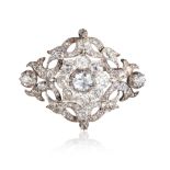 Vitrinenobjekte und Preziosen : AN ANTIQUE DIAMOND BROOCH.