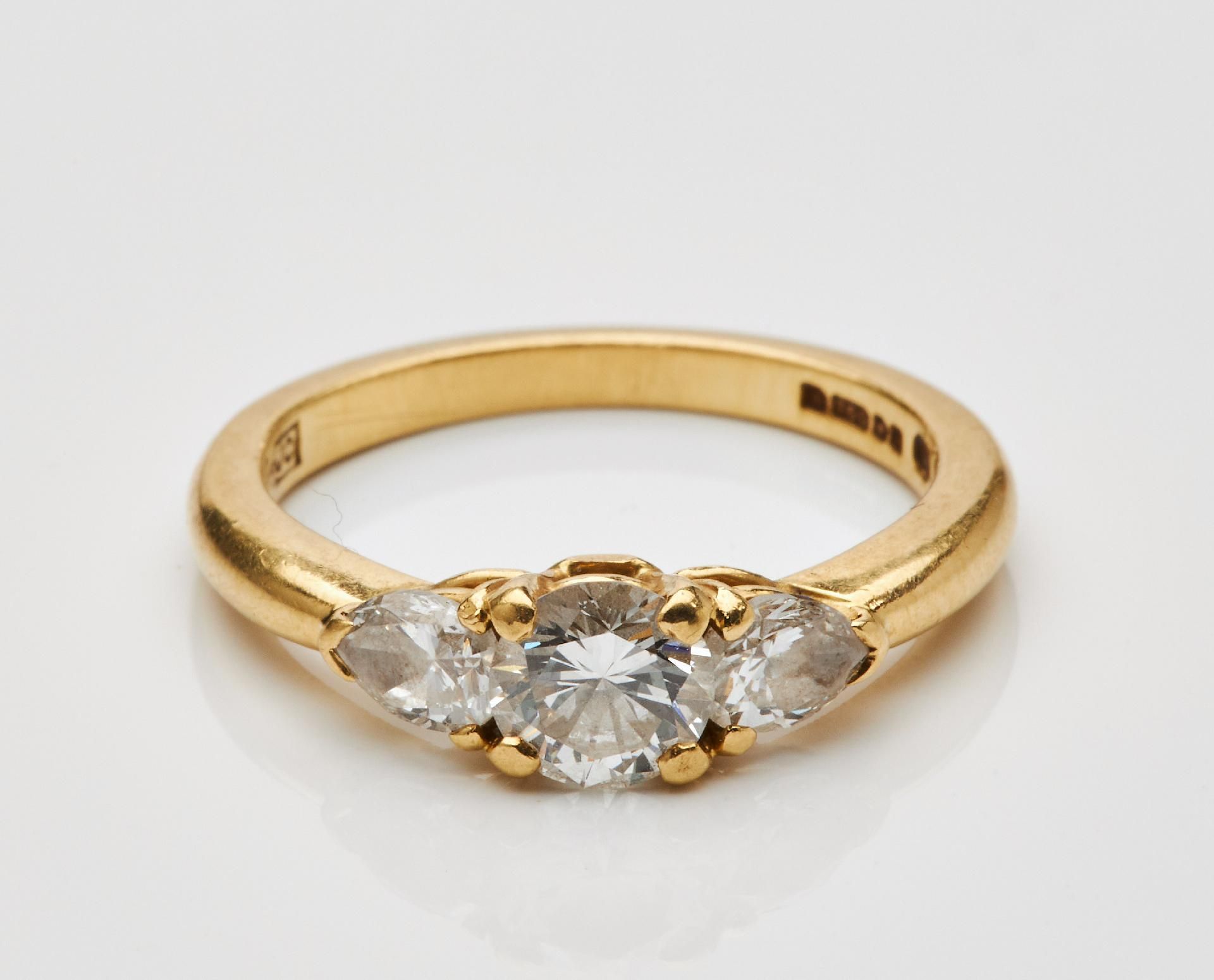 Vitrinenobjekte und Preziosen : Goldener Diamantring von Cartier London. - Image 3 of 3