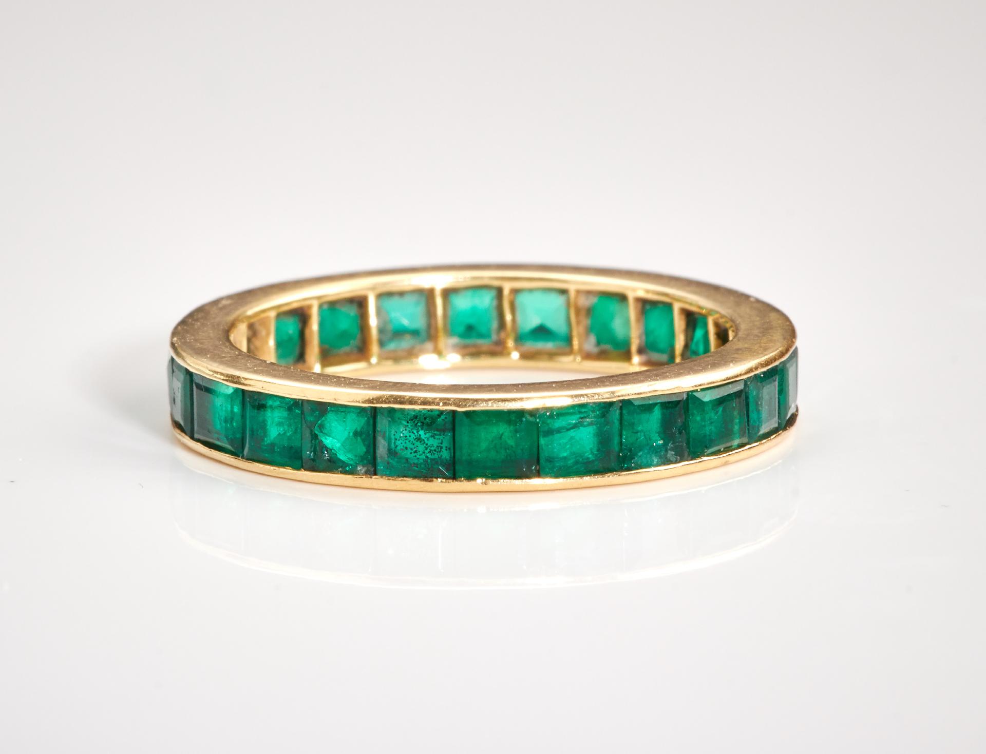 Vitrinenobjekte und Preziosen : Smaragd besetzter Eternity - Ring von Cartier, London. - Image 3 of 6
