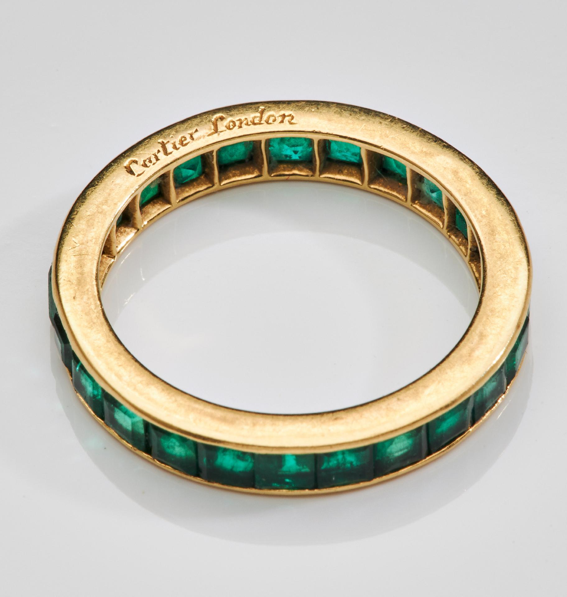 Vitrinenobjekte und Preziosen : Smaragd besetzter Eternity - Ring von Cartier, London. - Image 6 of 6