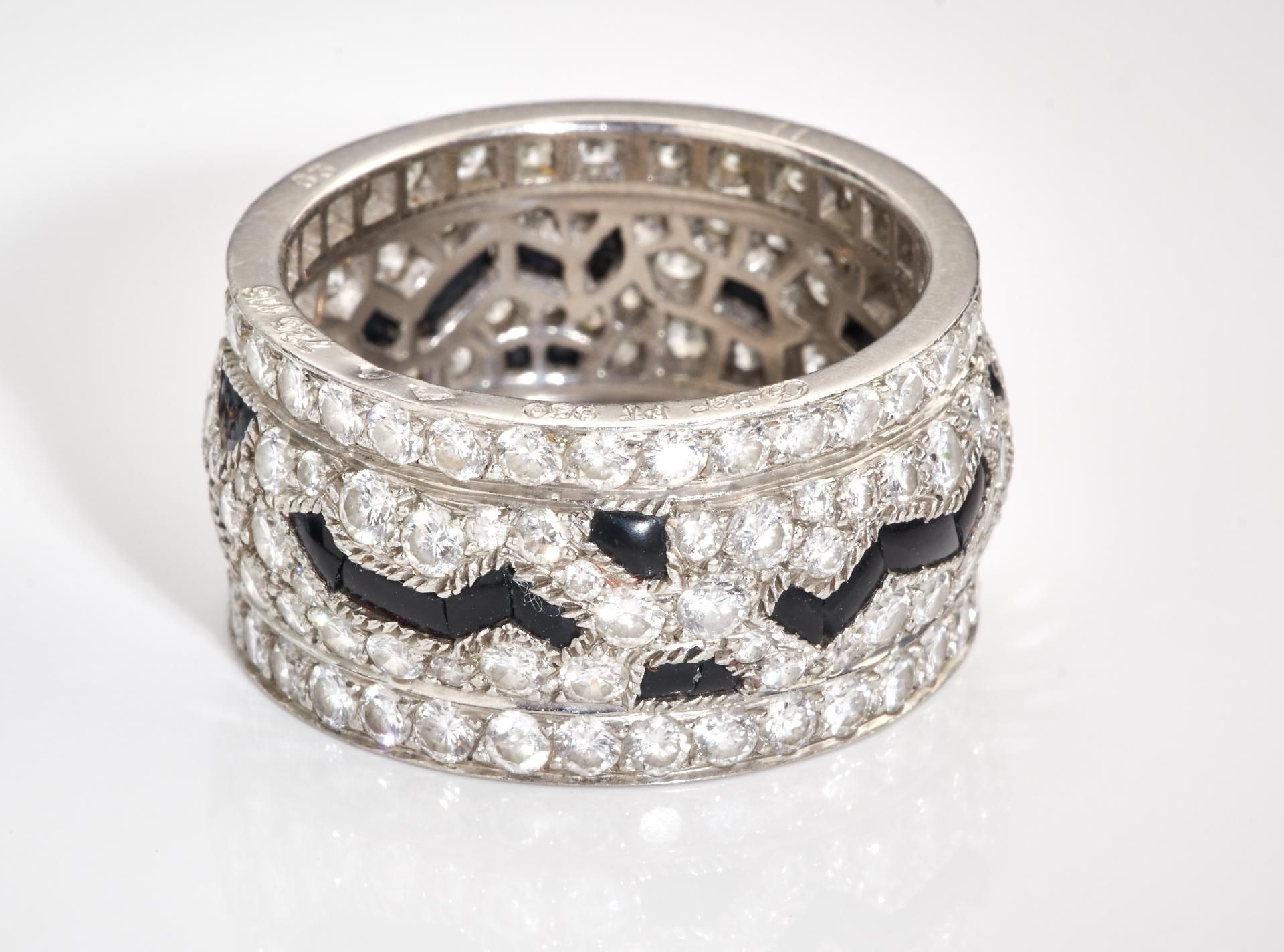 Vitrinenobjekte und Preziosen : Diamant - Onyx Ring von Cartier. - Bild 5 aus 15
