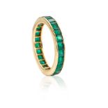 Vitrinenobjekte und Preziosen : Smaragd besetzter Eternity - Ring von Cartier, London.